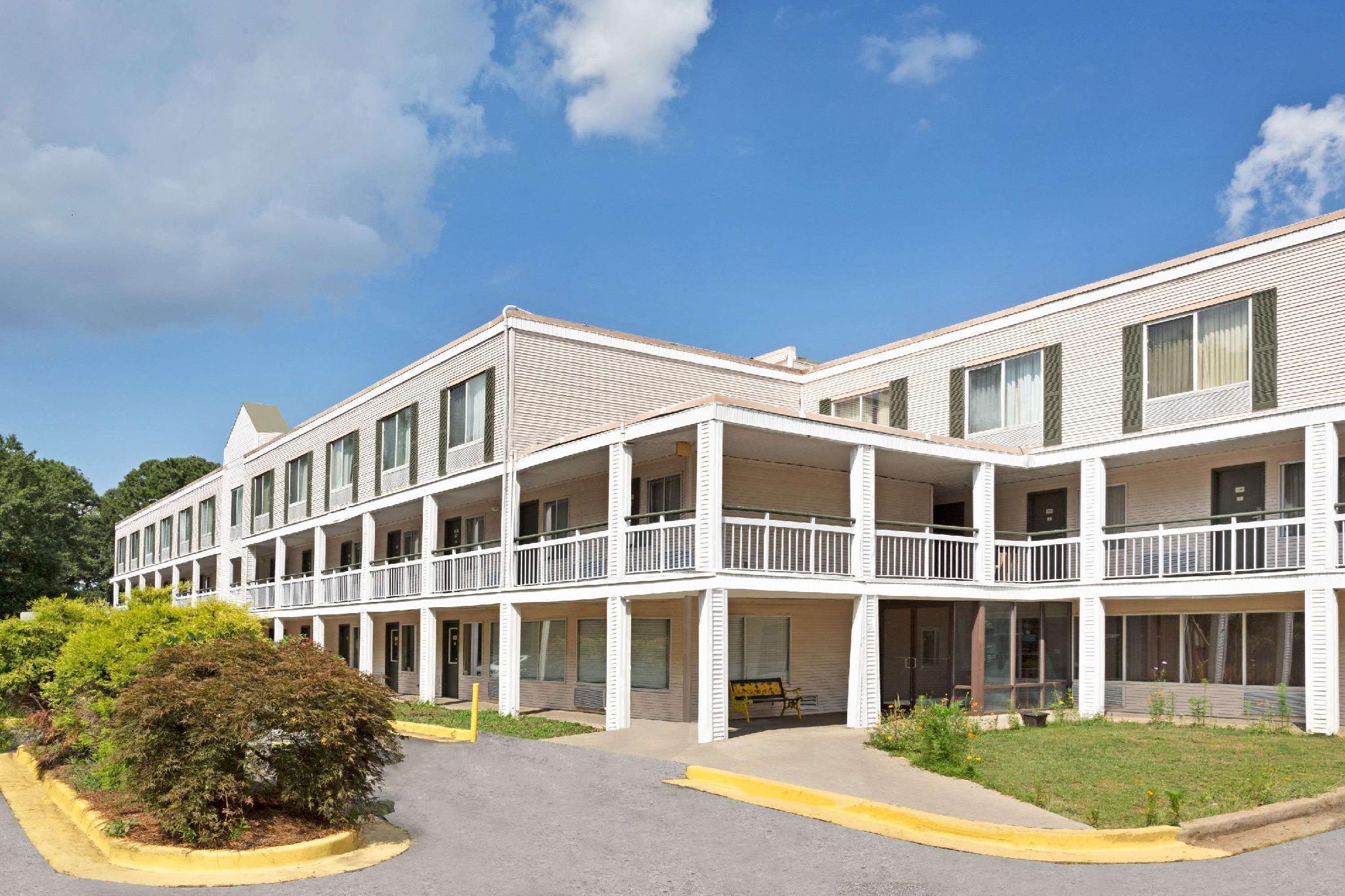 فندق Baymont By Wyndham College Park Atlanta Airport South المظهر الخارجي الصورة