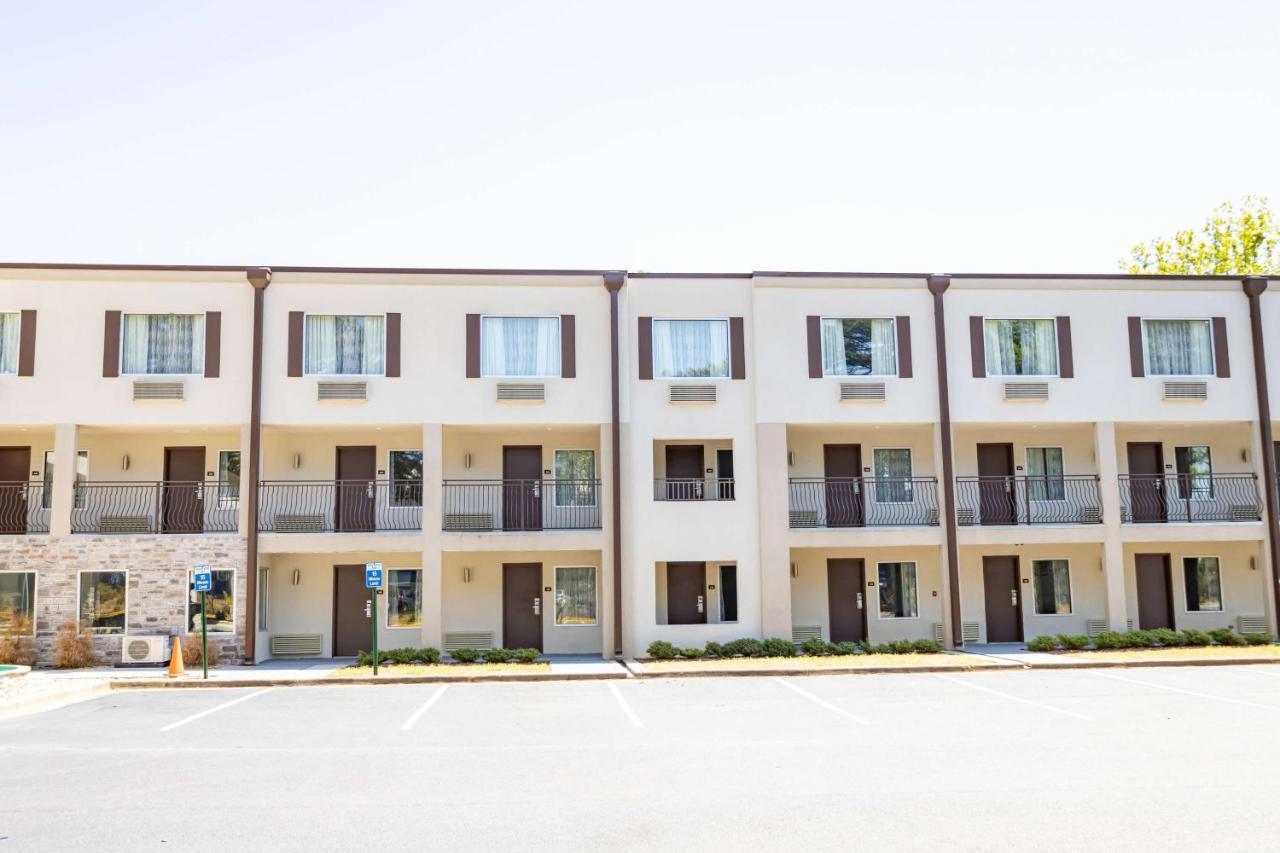 فندق Baymont By Wyndham College Park Atlanta Airport South المظهر الخارجي الصورة